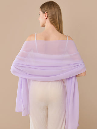 Châle en chiffon mauve clair, drapé fluide sur les épaules.