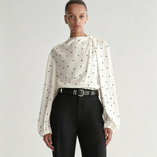 Blouse blanche à pois noirs, col drapé froncé et manches amples