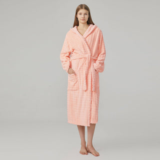 Peignoir en éponge à capuche, ceinture nouée, tissu gaufré, rose corail.