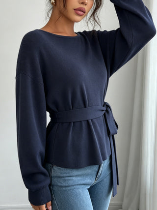 Pull bleu marine en maille à manches longues, ceinture nouée et ourlet évasé