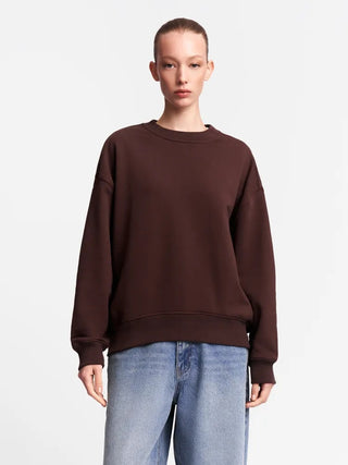 Sweat oversize femme col rond marron foncé, coton molletonné, silhouette ample et décontractée