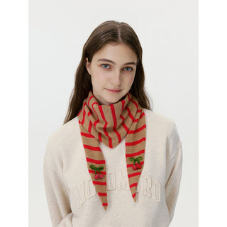 Écharpe triangle en laine tricotée à rayures rouge et beige, motifs cerises, bord frangé