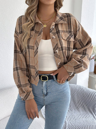 Veste courte à carreaux beige et bruns, avec poches poitrine à rabat