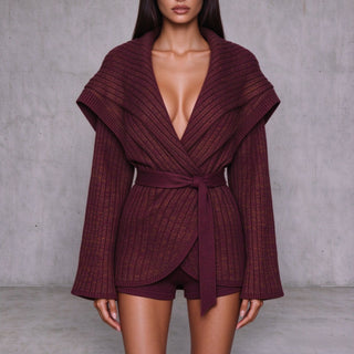 Ensemble gilet portefeuille côtelé bordeaux et short, ceinture à nouer, grand col châle