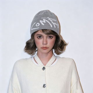 Bonnet en laine femme gris à inscription jacquard blanche, revers côtelé.