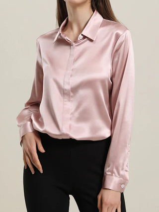 Chemise rose en satin, vue de face, avec patte de boutonnage dissimulée