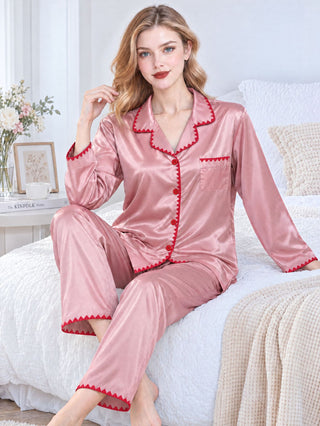 Ensemble pyjama satin rose : chemise boutonnée à revers, pantalon long, galon zigzag rouge.