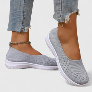 Chaussons orthopédiques femme en maille grise, semelle blanche souple, bout arrondi