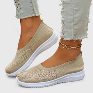 Chaussons orthopédiques femme en maille beige perforée, semelle blanche souple, bout arrondi