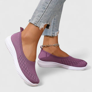 Chaussons orthopédiques femme en maille violette, semelle blanche souple, bout arrondi