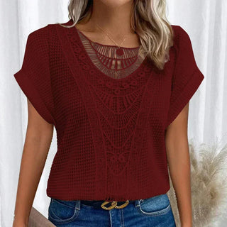 Blouse crochet rouge bordeaux à manches courtes, encolure ronde ajourée et motif ajouré