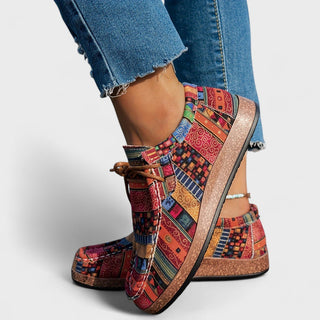 Chaussures femme motifs patchwork multicolores, semelle extérieure brune et lacets