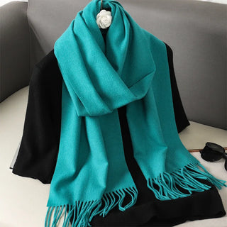 Étole en laine turquoise, drapée autour du cou, à longues franges