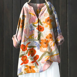 Blouse en tissu clair à motif floral multicolore, manches longues, boutonnée.