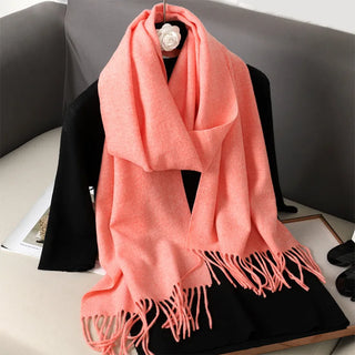 Étole en laine rose corail à franges, drapée autour du cou