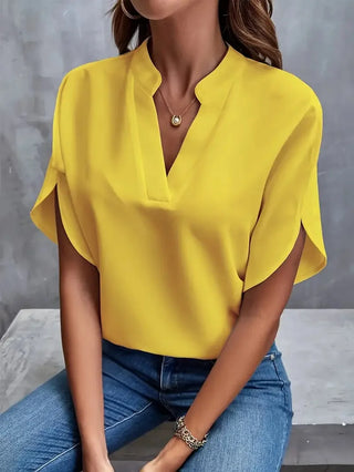 Blouse fluide jaune à encolure V, manches courtes évasées, coupe ample.