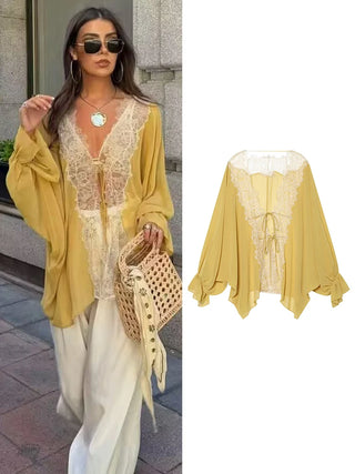 Blouse moutarde fluide à dentelle écrue, décolleté plongeant et manches chauve-souris