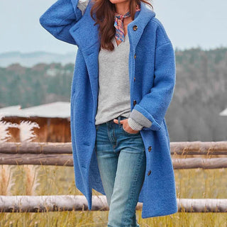 Manteau long en laine bleu à boutons, col structuré, manches longues et poches