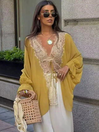 Blouse moutarde à empiècement de dentelle écrue et liens à nouer devant