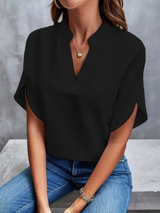 Blouse fluide noire à encolure V, manches courtes évasées, coupe ample.