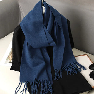 Grande écharpe en laine bleu marine à franges, portée enroulée