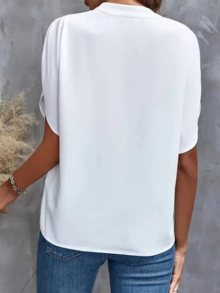 Blouse fluide blanche, dos uni, manches courtes évasées, coupe ample.