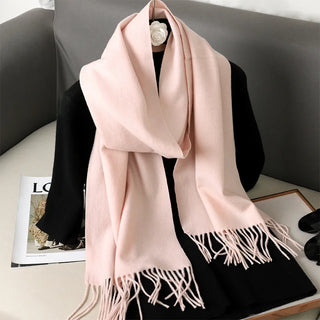 Étole rose pâle à longues franges, nouée autour du cou