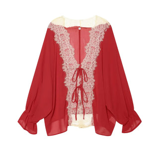 Blouse rouge en mousseline, avec empiècement en dentelle et manches chauve-souris nouées devant
