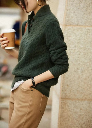 Pull en cachemire vert foncé, col montant boutonné, manches longues torsadées