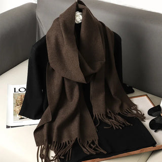 Écharpe en laine marron foncé avec franges aux extrémités