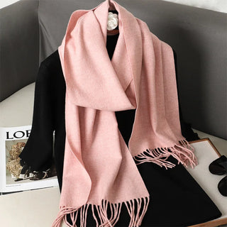 Grande écharpe rose poudré à franges, drapée en étole