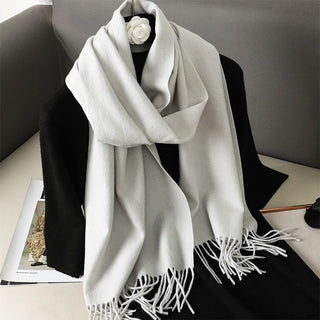 Grande étole en laine blanc cassé avec franges longues