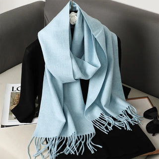 Écharpe bleu pâle drapée, avec larges pans et franges