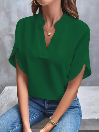Blouse fluide verte à encolure V, manches courtes évasées, coupe ample.