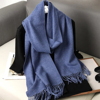 Grande étole bleu indigo à franges, drapée autour du cou