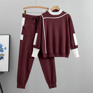 Ensemble blouse et pantalon en maille légère vin rouge, col rond à liseré blanc contrasté.