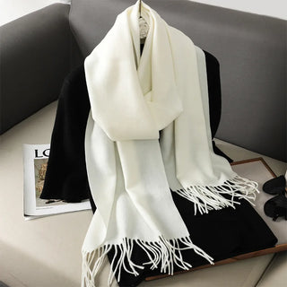 Grande étole blanc cassé à franges, drapée en boucle