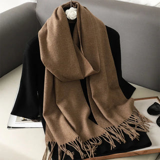 Étole en laine marron taupe à franges, nouée autour du cou
