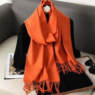 Grande écharpe orange à franges, drapée autour du cou
