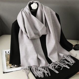 Écharpe gris clair à franges, nouée en boucle autour du cou
