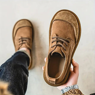 Chaussures en cuir de veau kaki, vue de profil, lacets et semelle épaisse.