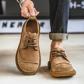 Chaussures en cuir de veau kaki, tige basse, lacets et semelle texturée.