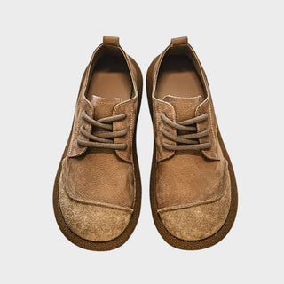 Chaussures en cuir de veau kaki, dessus daim, lacets et semelle épaisse.