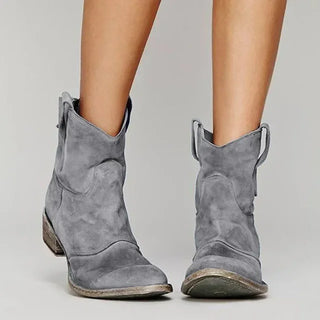 Bottes western en suède gris, tige souple, petit talon bloc et boucle arrière.