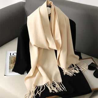Étole beige clair à franges, drapée en boucle ample