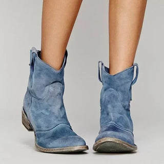 Bottes western en suède bleu, tige souple, petit talon bloc et boucle arrière.