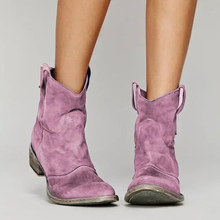 Bottes western en suède rose, tige souple, petit talon bloc et boucle arrière.