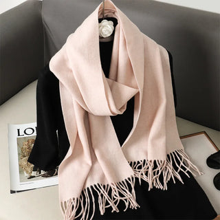 Écharpe rose clair à franges, portée en boucle ample