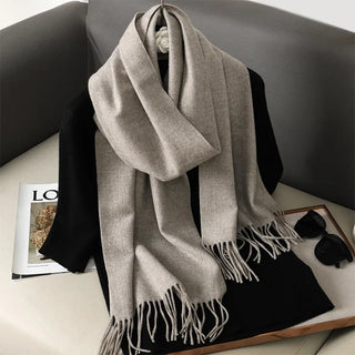 Étole en laine gris clair, longue et frangée