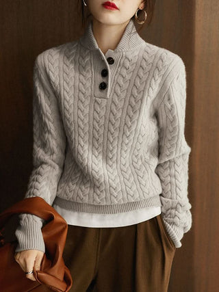Pull en cachemire gris clair, col montant boutonné, maille torsadée